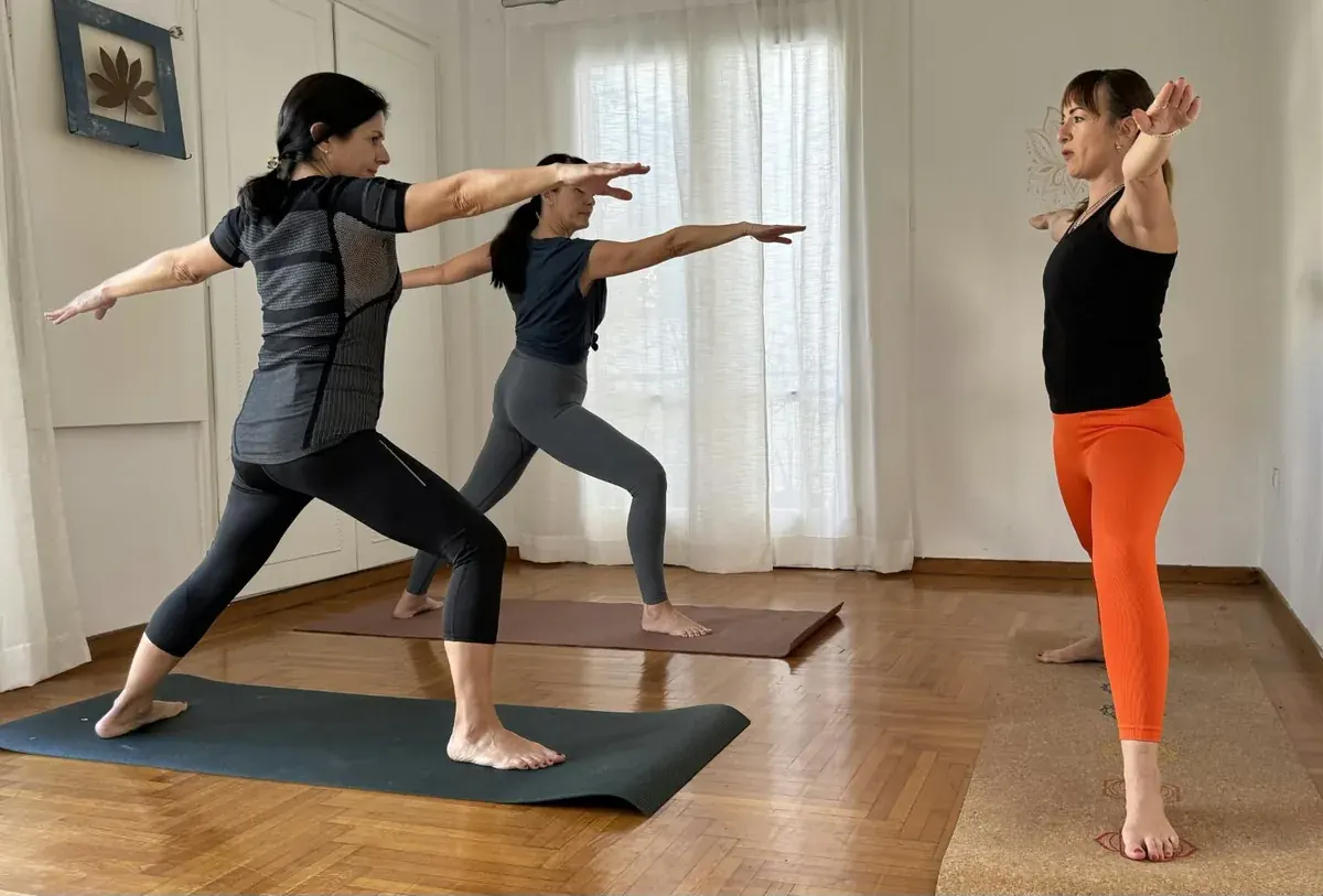 Μάθημα σε μικρή ομάδα στο Yoga Room Faliro, με τη Μιράντα να καθοδηγεί.