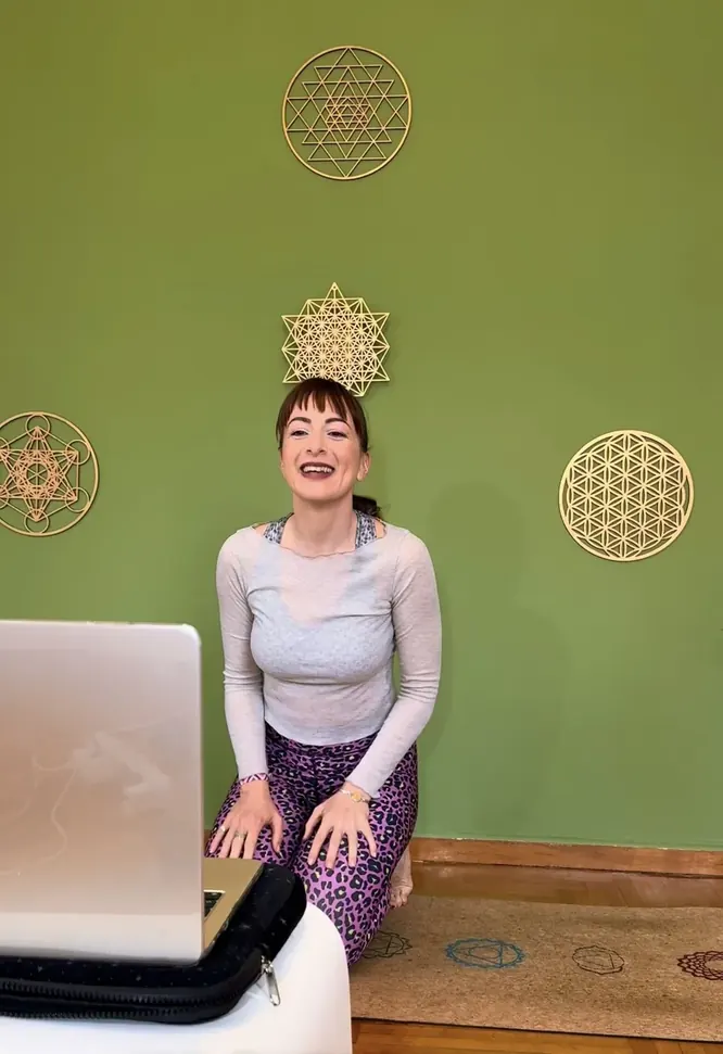 Η Μιράντα σε online μάθημα yoga μπροστά στον υπολογιστή της.